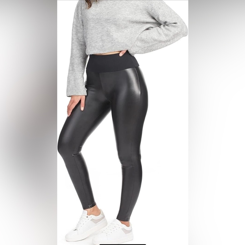 SPANX (Red Hot) Faux Leather Black
High Rise Leggins Size M